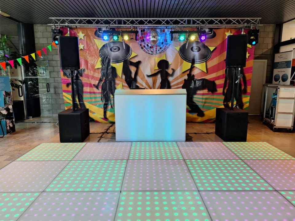 Jaren 70/80/90 drive-in-show met verlichte dansvloer