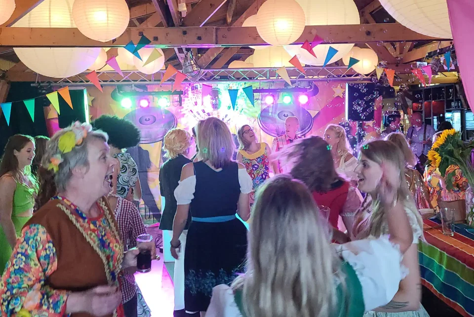 Dj huren voor themafeest - Fout Feest, jaren 70/80/90 feest